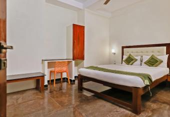 Itsy By Treebo - Prakasam Residency With Roadside View allows 18 year olds to book a room