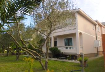 One bedroom appartement at Banjol 300 m away from the beach with sea view enclosed garden and wifi has Balcony rooms