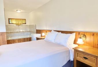 Hotel Le Petit Lac Sainte-Ad  le allows 18 year olds to book a room