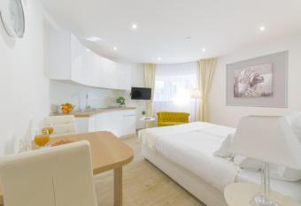 Best location Apartments has Smoking/Balcony rooms