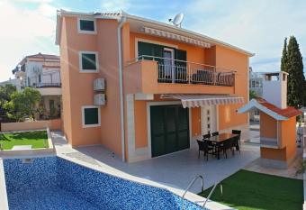 Villa Brunella has Balcony rooms