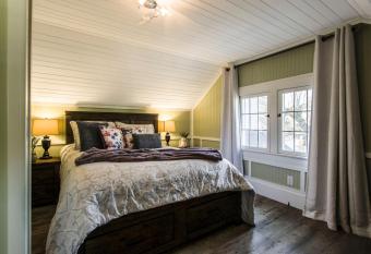 Kelowna Bed & Breakfast - CHATHAM HOUSE has rooms with a private hot tub