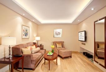 Regal Plaza Hotel & Residence has rooms with a private hot tub