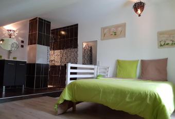 Le vieux Pressoir has Balcony rooms