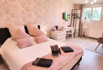 La Saint Martinoise allows 18 year olds to book a room