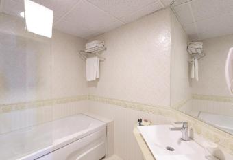 Deluxe Golden Horn Sultanahmet Hotel has rooms with a private hot tub