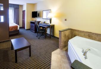 Holiday Inn Express Rochester South - Mayo Area By IHG has rooms with a private hot tub