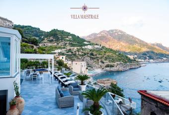 Villa Maestrale has rooms with a private hot tub