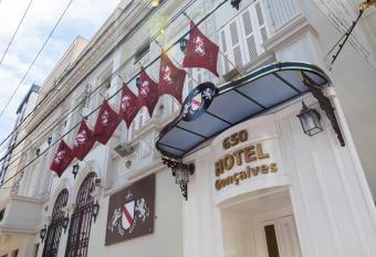 Hotel Gon  alves- Pr  ximo a Santa Casa de Porto Alegre allows 18 year olds to book a room