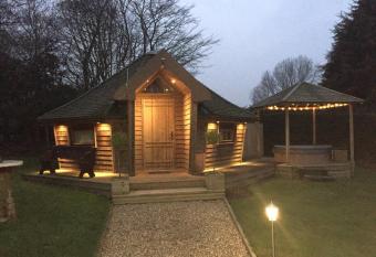 Burton Lodge Guest House & Spa has rooms with a private hot tub