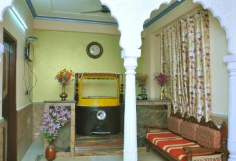 MOONLIGHT HOMESTAY & HOSTEL allows 18 year olds to book a room