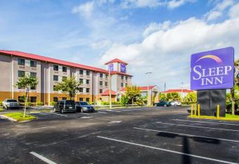 Sleep Inn Fort Pierce I-95 allows 18 year olds to book a room