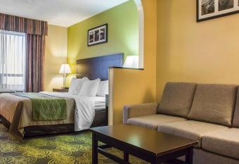 Comfort Hotel & Suites has rooms with a private hot tub