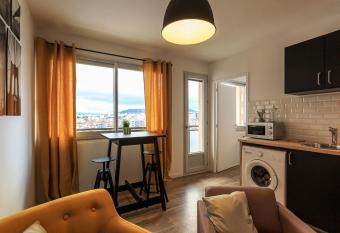 NYC gare allows 18 year olds to book a room