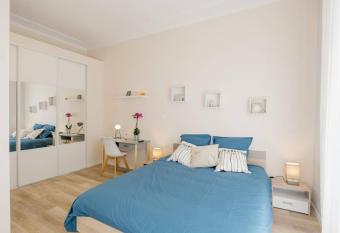 Flat Saint Charles allows 18 year olds to book a room