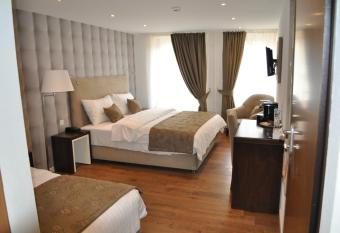 Hotel de Savoie has Balcony rooms