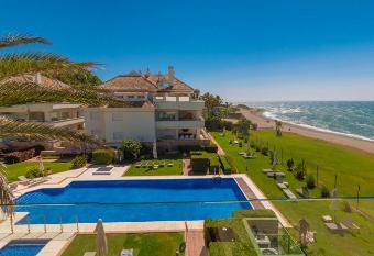 Heaven Beach Apartment 405 has rooms with a private hot tub