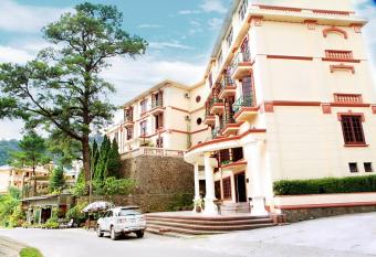 Kh  ch S   n C  y Th  ng has Balcony rooms