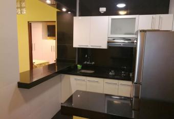 Apartamento Miraflores Boulevard Tarata has rooms with a private hot tub