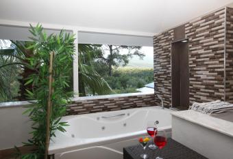 Hotel 212 Olympos has rooms with a private hot tub