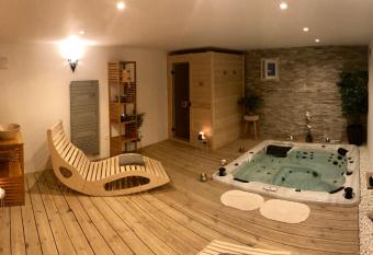 Le Mas des Mirabelles allows 18 year olds to book a room