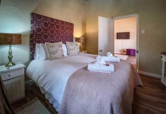 Berluda Farmhouse and Cottages allows 18 year olds to book a room