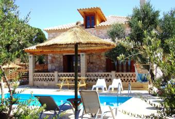 Alegria Villas Complex has rooms with a private hot tub