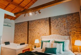 Hotel Petr  polis has rooms with a private hot tub