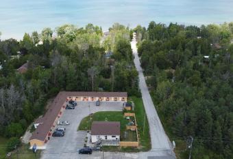 Relax Inn-Collingwood allows 18 year olds to book a room