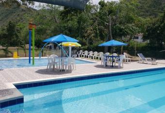 Club campestre el Pe    n de Apulo has Balcony rooms