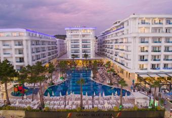 Grand Blue Fafa Resort & SPA has Balcony rooms