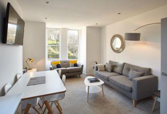 Host & Stay - Park View Apartment allows 18 year olds to book a room