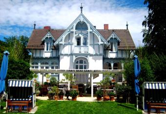 Hotel Barleben am See allows 18 year olds to book a room