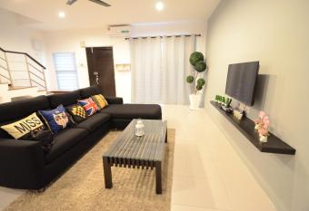 Decozy Homestay (14pax++) has Balcony rooms