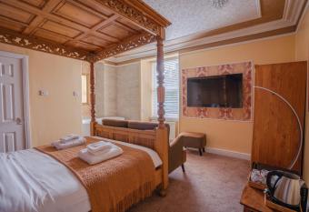 The Cottage allows 18 year olds to book a room