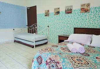 Homestay Pagar Buruk Bukit Merah L2 - AIR CONDITIONED has Balcony rooms