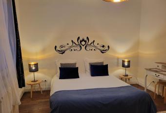 Appartement 2 du Temple allows 18 year olds to book a room