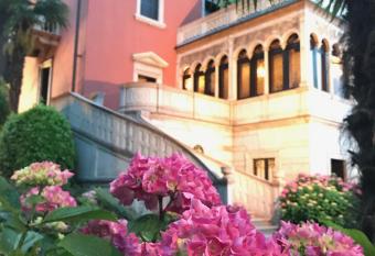 Hotel Villa Fiordaliso has Balcony rooms