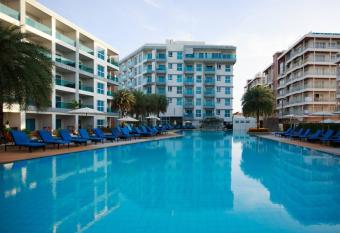 Grand blue condominium by Lookkaew has Balcony rooms