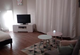 Les Cocons de St  phanie allows 18 year olds to book a room