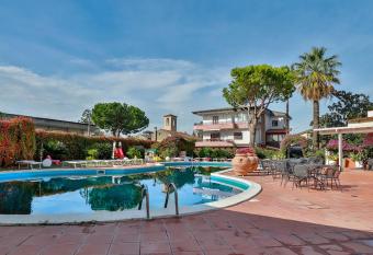 Hotel Delfa allows 18 year olds to book a room