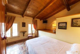 Tenuta Delo Relais has rooms with a private hot tub