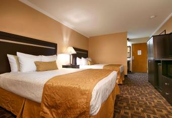 Best Western Plus Inn of Hayward has rooms with a private hot tub