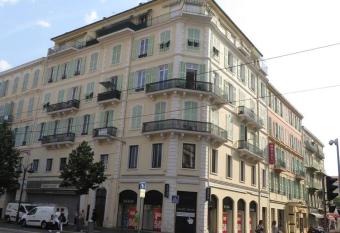 R  sidence Appartement Adonis allows 18 year olds to book a room