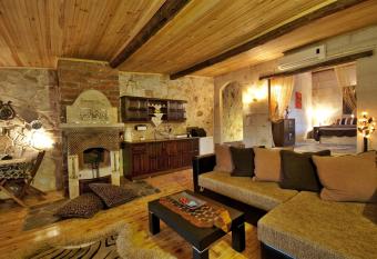 Adanos Konuk Evi has Balcony rooms