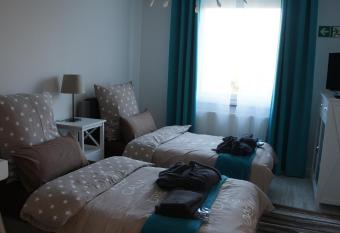 G  steHaus am Flughafen D  sseldorf has Balcony rooms