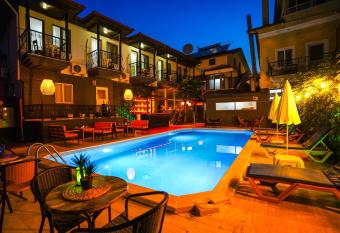 Four Seasons Apart Hotel has Balcony rooms