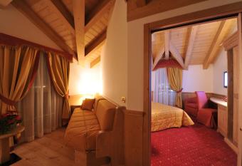 Sporthotel Rosatti has rooms with a private hot tub