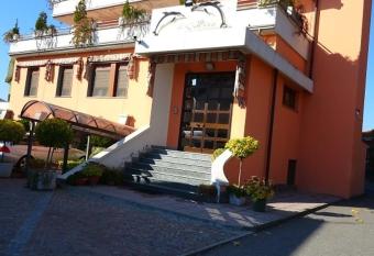 Albergo Ristorante Il Delfino allows 18 year olds to book a room