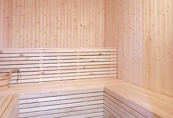 Alpin Apartments S  rlia has rooms with a private hot tub